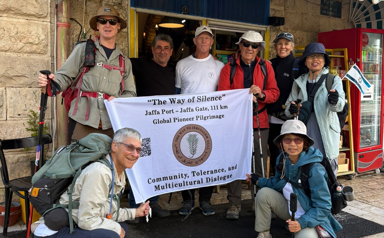 Peregrinos internacionales llegando a Jerusalén por el Way to Jerusalem tras recorrer la antigua ruta desde Jaffa